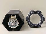 une montre dans un coffret noir et une montre dans un écrin argenté