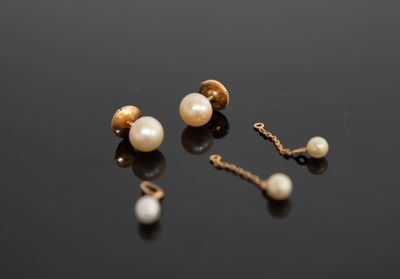 trois paires de boucles d'oreilles en perles et en or sur un fond noir