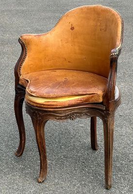 une chaise posée dans la rue