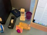 un bureau sur lequel se trouvent un ordinateur, un téléphone portable et d'autres objets