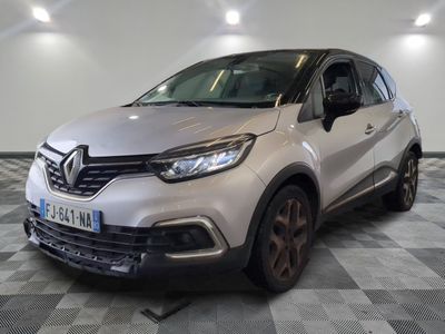 l'avant d'une voiture argentée dans une pièce au sol à carreaux