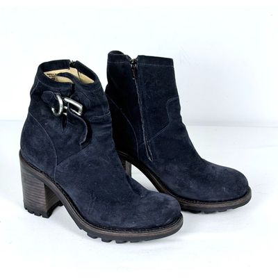 bottines bleu marine en daim, avec des boucles et un talon en bois