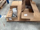 une pile de cartons posée par terre dans un entrepôt