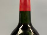 une bouteille de vin posée sur une table