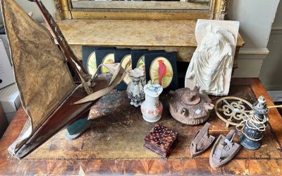 une table en bois sur laquelle se trouvent un miroir et divers objets