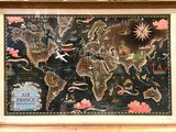 une image représentant une carte du monde dans un cadre en bois