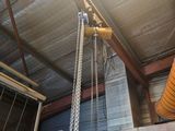 une grue suspendue au plafond d'un bâtiment