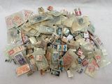 une pile de vieux timbres posés sur une table