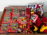 une boîte en bois remplie de jouets et d'autres objets