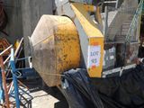 une grosse machine qui se trouve au milieu d'un bâtiment