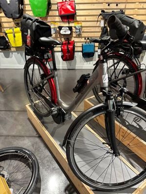 deux vélos posés sur un porte-vélos dans un magasin de vélo