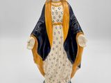 figurine de la Vierge Marie vêtue d'une robe bleue et orange