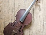 un violon posé sur un parquet