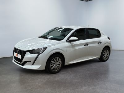 Une voiture blanche est garée dans une pièce blanche
