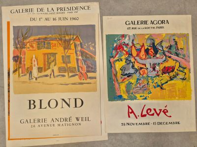 deux affiches représentant des tableaux, exposées sur une table devant un mur