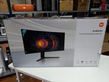 une boîte sur laquelle est posé un ordinateur, posée sur une table