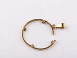 gros plan d'une bague en or sur une surface blanche