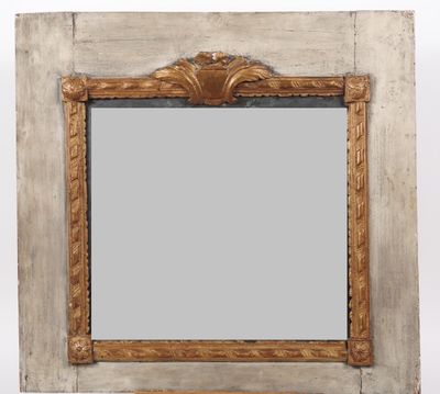 image d'un miroir avec un cadre en bois sur fond blanc