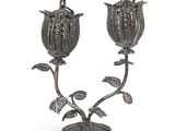paire de bougeoirs en métal poli, ornés de fleurs et de feuilles