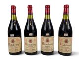 trois bouteilles de vin sont alignées sur une surface blanche