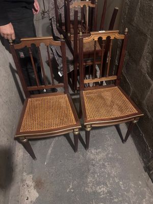 two chairs that are sitting next to each other