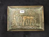 un gros plan d'une plaque métallique sur laquelle figurent un cheval et son cavalier