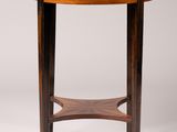une table ronde avec un plateau en bois et une base en bois