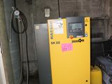 une machine jaune qui se trouve dans une pièce