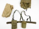 un sac et une paire de ciseaux accrochés au mur