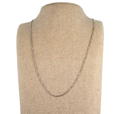 gros plan d'un torse de mannequin portant un collier