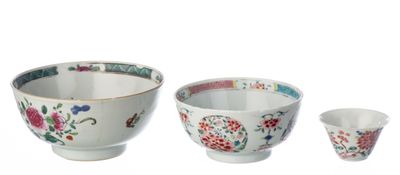 trois bols et une tasse posés les uns à côté des autres