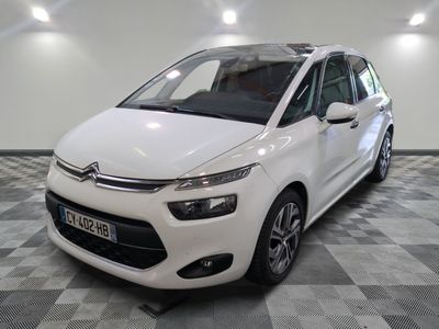 la citrole blanche est garee sur un carrelage en damier