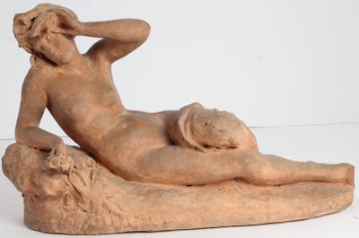 statue d'une femme allongée sur un rocher, sur un fond blanc