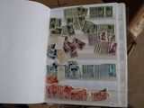 un livre ouvert avec des timbres, posé sur une table