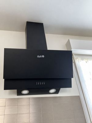 un four de cuisine noir fixé au mur