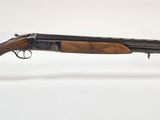un fusil de chasse à canon en bois posé sur un support transparent