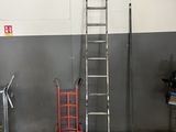 une échelle posée dans un garage, contre un mur