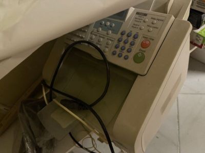 une télécommande posée sur le côté d'un lit d'hôpital