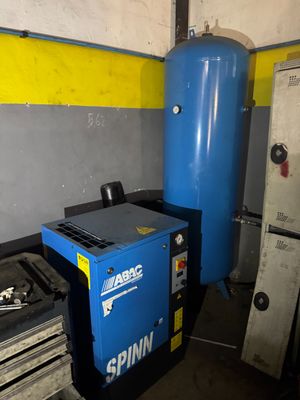 une machine bleue et un réservoir bleu dans une pièce