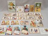 beaucoup de cartes posées sur la table, avec des images dessus