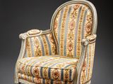 une chaise rembourrée avec un revêtement rayé, rembourrée, rembourrée, rembourrée, rembourrée, rembourrée, rembourrée, rembourrée