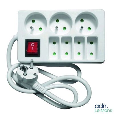 une multiprise blanche munie d'un bouton rouge