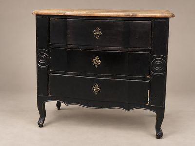 une photo d'une commode noire avec un plateau en bois