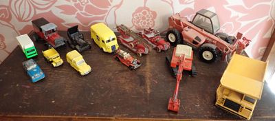 un grand nombre de voitures et de camions jouets sur une table