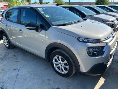 une voiture argentée garée dans un parking à côté d'autres voitures