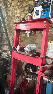 une photo d'un établi rouge dans un garage