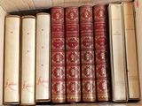 beaucoup de livres dans une boîte sur la table