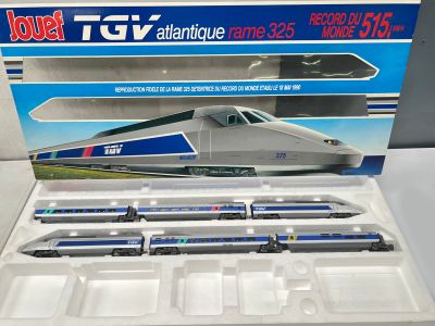 une boîte contenant un train sur une table
