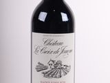 une bouteille de vin posée sur une table