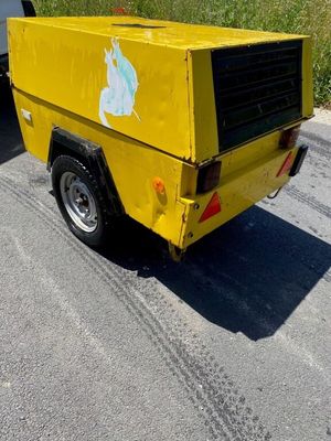un camion jaune garé sur le bord de la route
